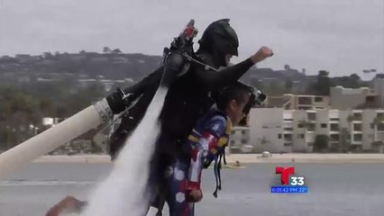 Superhéroes cumplen el sueño de muchos al llevar a pequeños en un vuelo por el mar