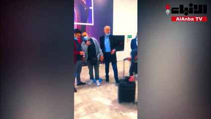 مسلم البراك وعباس الشعبي في مطار اسطنبول استعداداً للعودة ويبدو محمد الجباري وبعض المرافقين