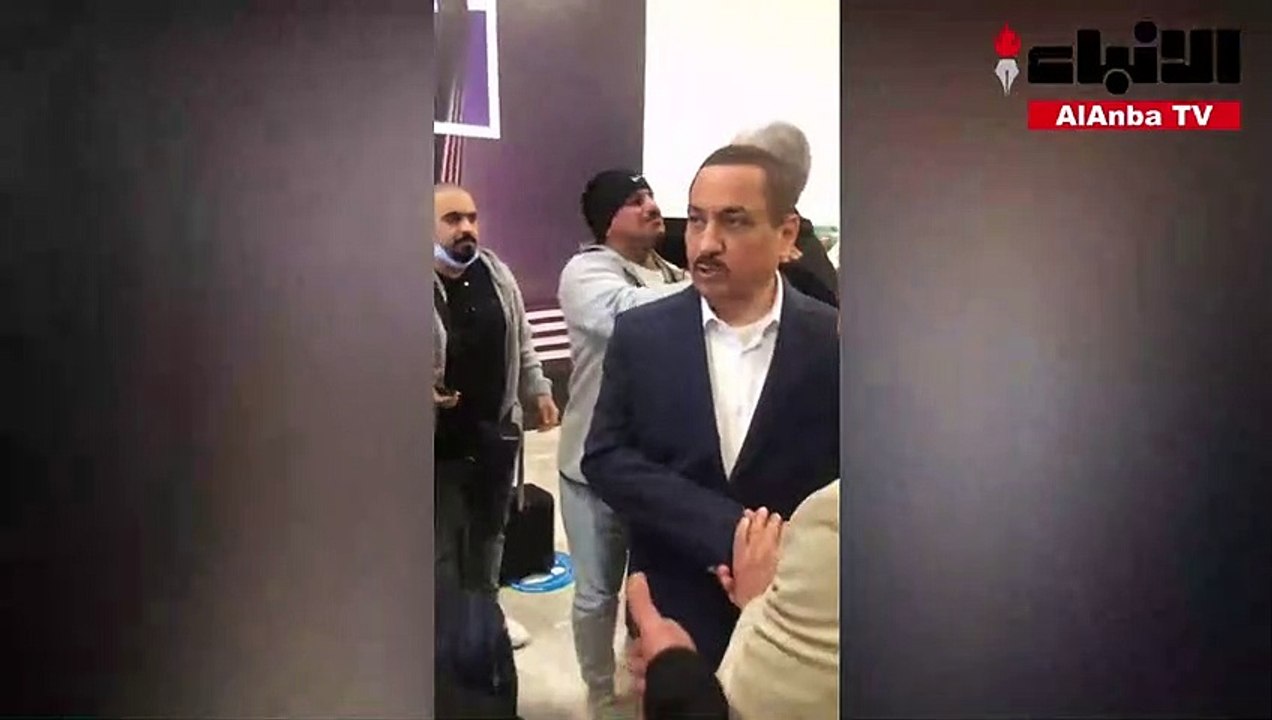 النائب السابق مسلم البراك يودع مرافقيه في مطار اسطنبول ليتوجه إلى الطائرة التي ستقله إلى الكويت