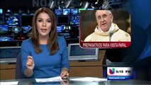 Latino involucrado en Preparativos de Altar para el Papa