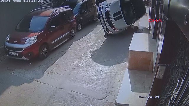 Cip araçlara çarpıp takla attığı kaza kamerada
