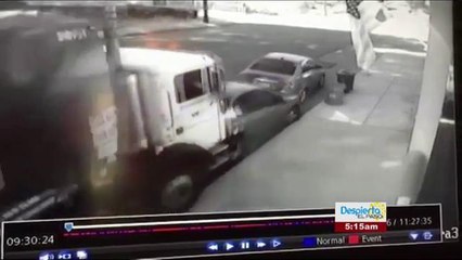 Camión de Basura se Lleva dos Carros