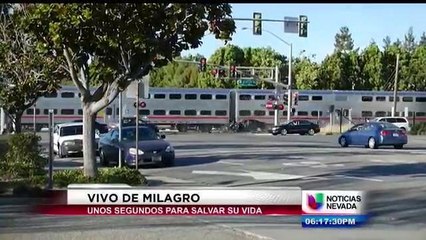 Rescatan a personas de ser arrollados por un tren