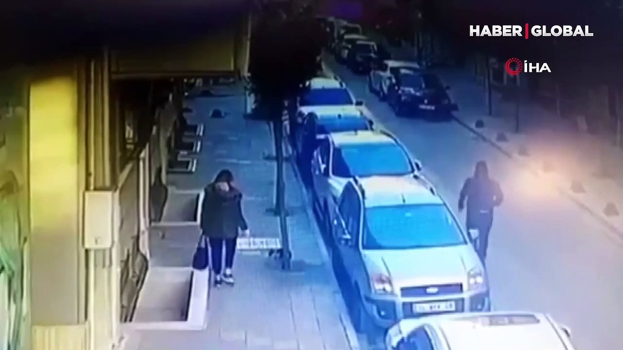 Küçükçekmece'de dar yolda hız yaptı, yolda yürüyen yayaya böyle çarptı