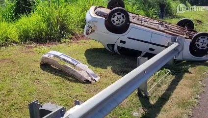Motorista se assusta e capota carro em Apucarana