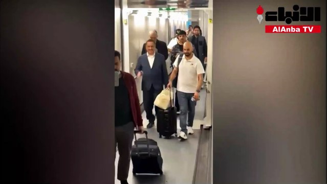 النائب د. حمد المطر منتظراً مسلم البراك على باب الطائرة ومعه النائب السابق الكابتن عمار العجمي الذي سيقود رحلة العودة إلى الكويت