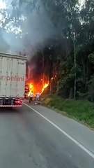 Motorista passa mal e acorda com caminhão em chamas na BR-470, no Alto Vale