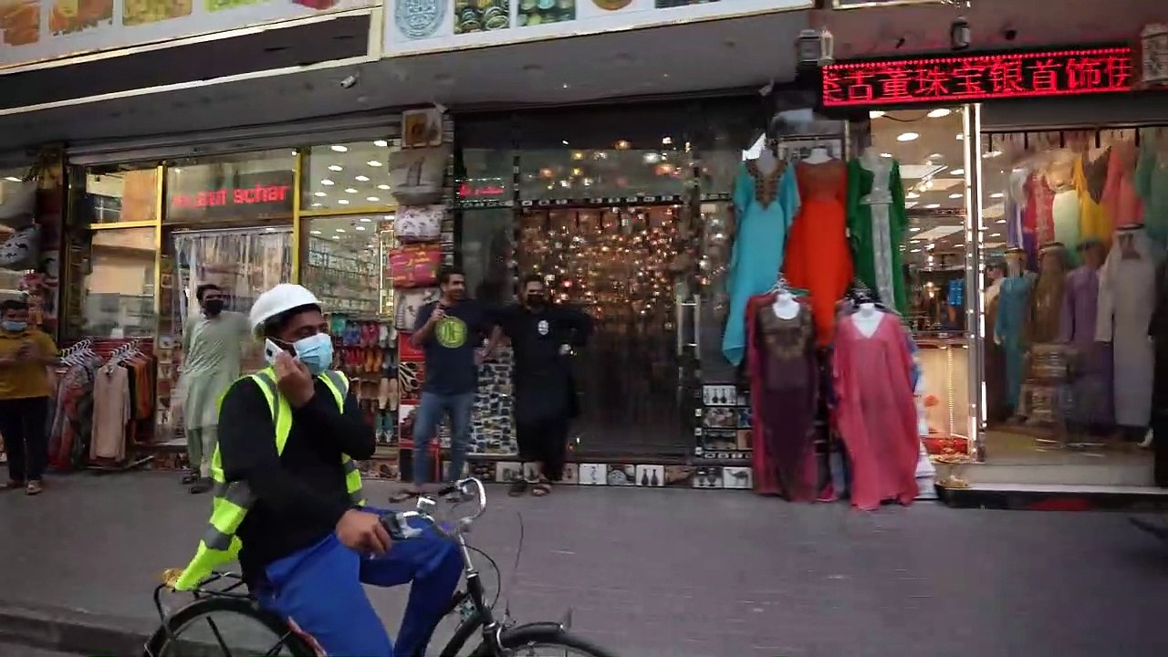 علاء الدين على البساط السحرى بشوارع دبى وسط انب...