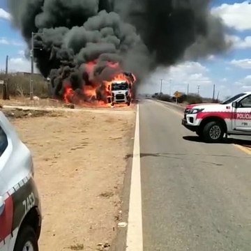 Caminhão carregado de pluma de algodão pega fogo em BR no Cariri paraibano