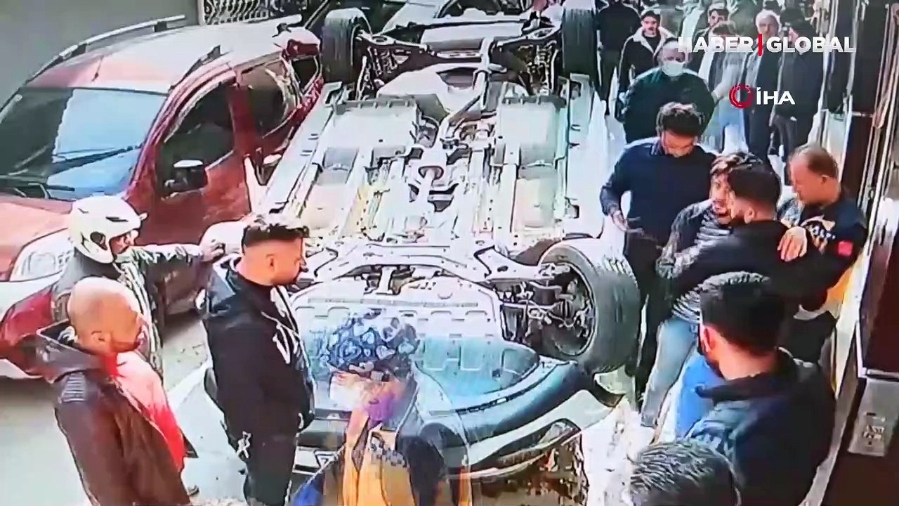 Bursa'da ehliyetsiz sürücü ara sokakta dehşet saçtı! Başkasının üstlenmeye çalıştığı kazada gerçeği güvenlik kamerası ortaya çıkardı