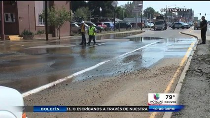 Fuga de agua cierra calles en Denver