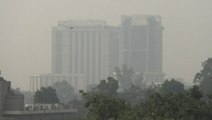 Thick smog lingers in New Delhi
