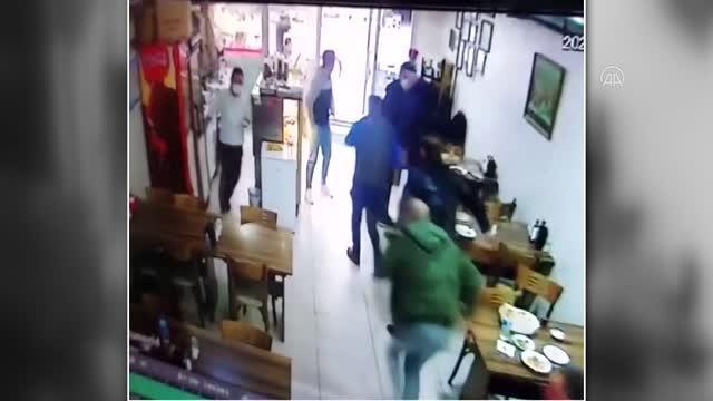Son dakika: 5 büyüklüğündeki deprem anı lokantanın güvenlik kamerasına yansıdı