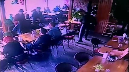 Son dakika: 5 büyüklüğündeki deprem anı kafenin güvenlik kamerasına yansıdı