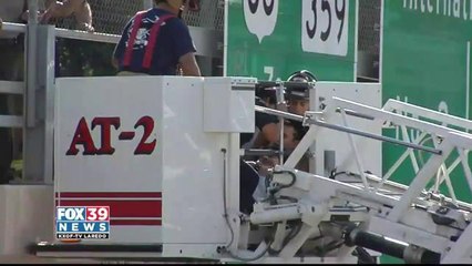 Woman threatens to jump off I-35 overpass