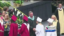 Más estudiantes latinos se gradúan