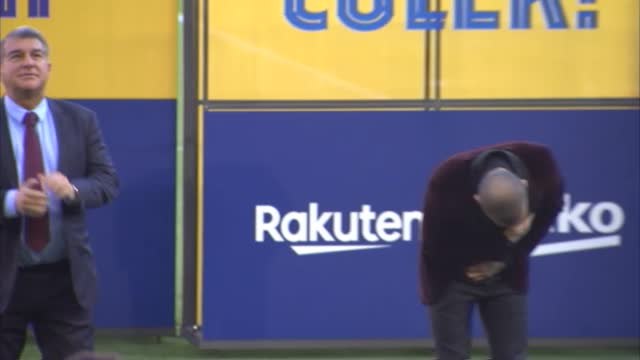 Dani Alves se quita los zapatos para volver a pisar el Camp Nou