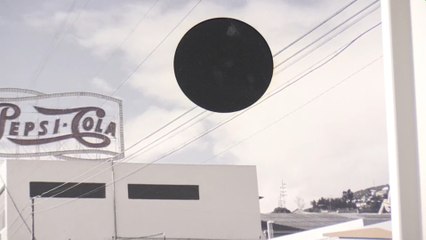 Círculos negros reflejan el impacto del petróleo en Venezuela en esta exposición