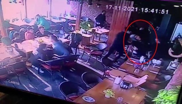 Son dakika haberleri... 5 büyüklüğündeki deprem anı güvenlik kameralarına yansıdı (2)