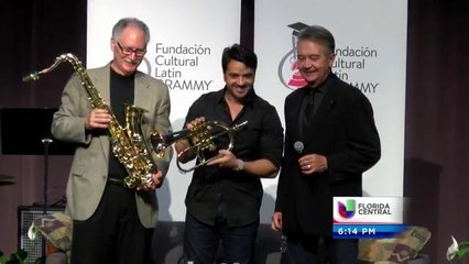 Luis Fonsi visita Dr. Phillips High para hacer un aporte