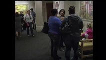 Padres testifican ante supuestas irregularidades por parte del centro de niños, padres y familias.