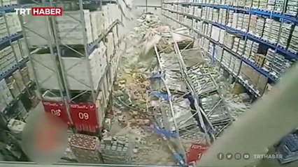 Rusya'da gıda deposundaki raflar çöktü