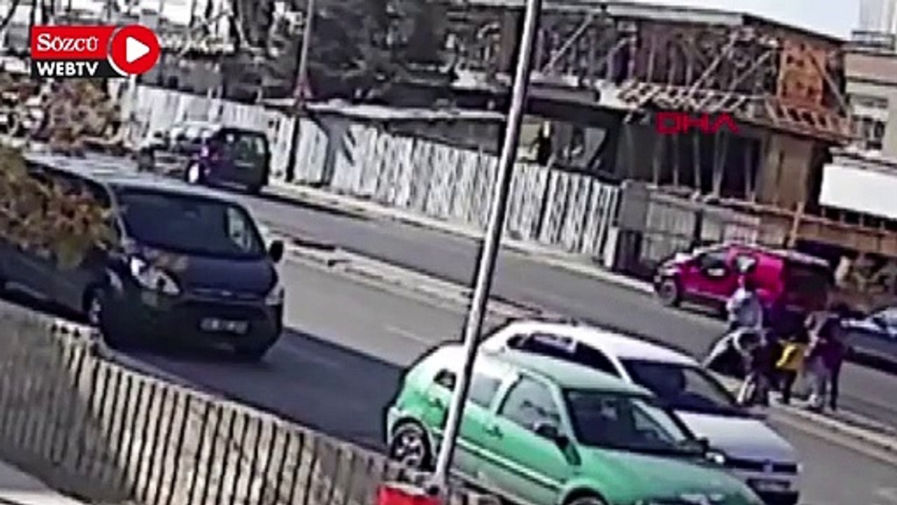 Yola fırlayan çocuğa otomobilin çarptığı anlar kamerada