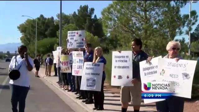 Maestros Protestan por Bajos Salarios