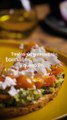 Tostas de guacamole, tomates cherry y queso feta