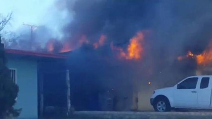 Incendio deja familia sin hogar y bombero lesionado