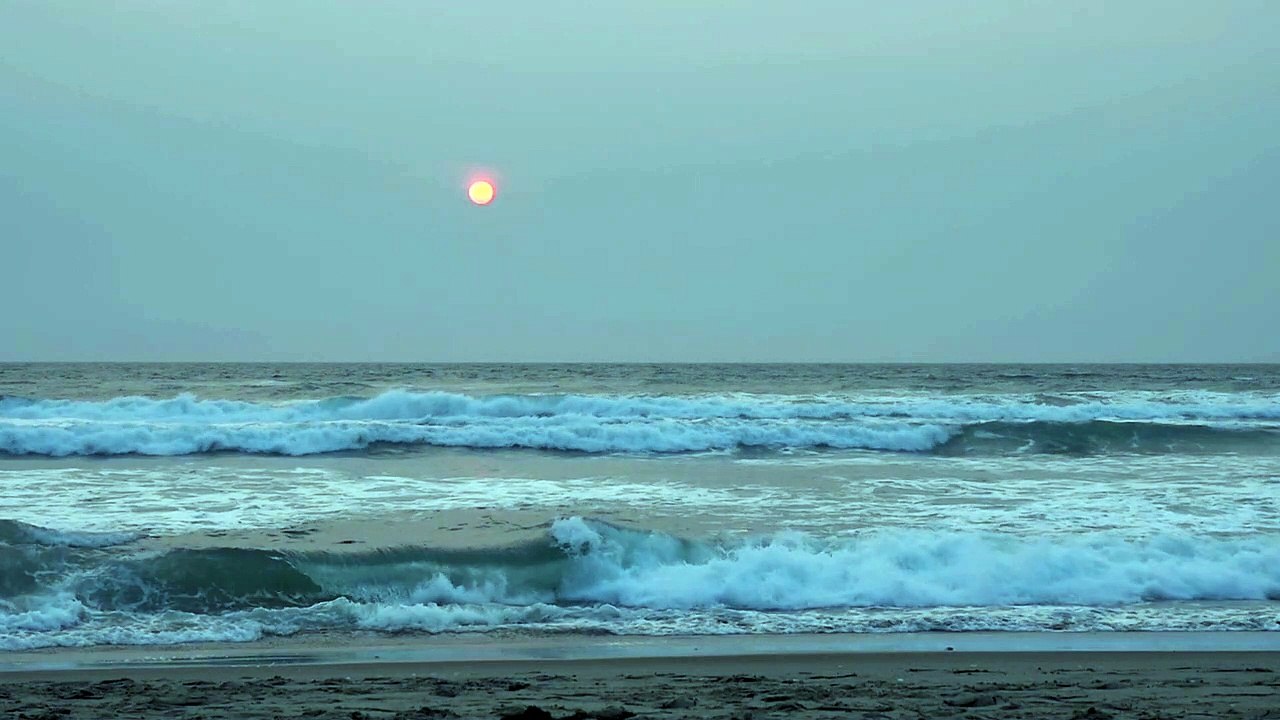 Slow_motion_ocean_waves_at_sunset