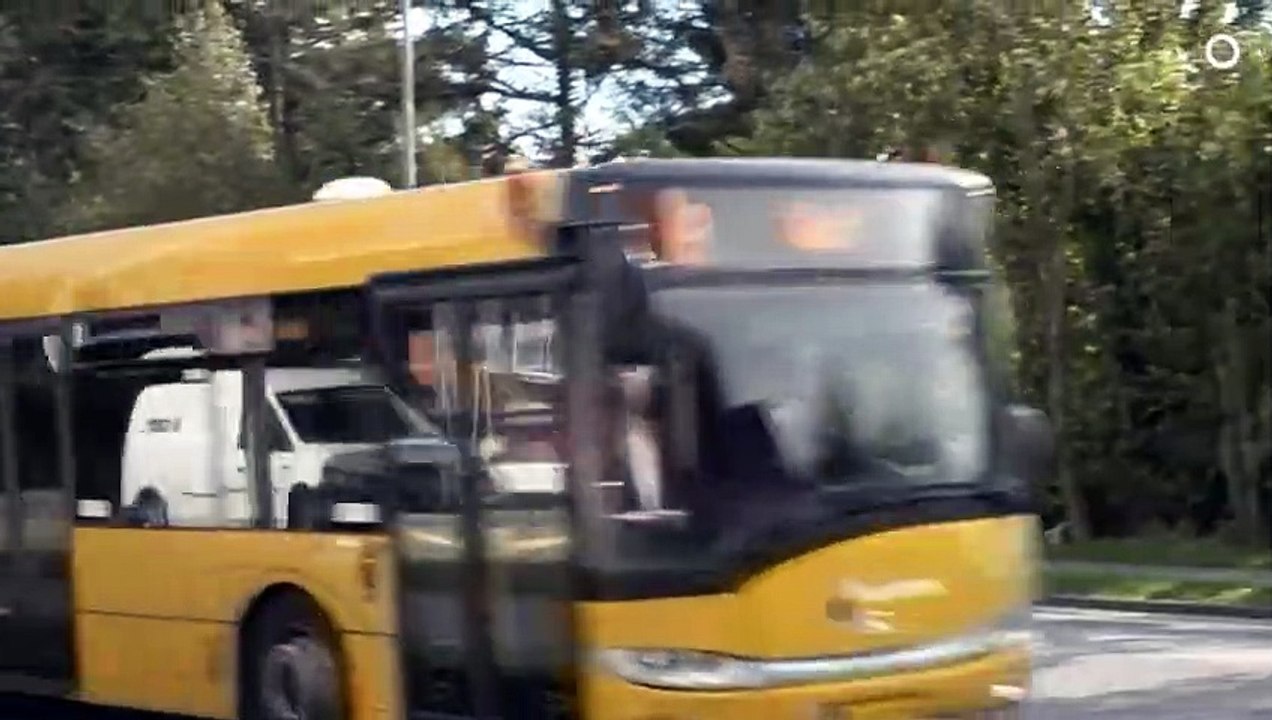 Unge surfer på kørende busser i Aarhus - busselskab advarer | Midttrafik | Aarbus | Torben Stampe | 13-10-2021 | TV2 ØSTJYLLAND @ TV2 Danmark