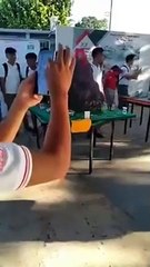 On lui a dit de faire un volcan pour un projet de classe, il a fait mieux... Boooomm