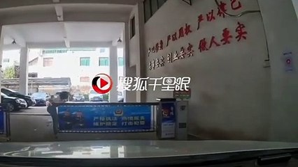 Se faire voler sa veste... par une barrière de sécurité