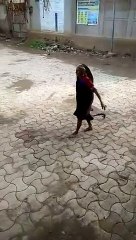 Cette mamie attrape les serpents comme une pro