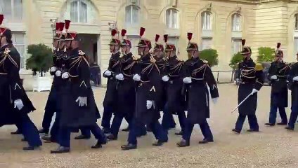 Lula encontra Macron em Paris e é recebido com protocolo de chefe de Estado