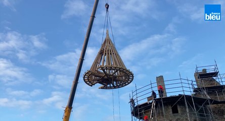 La charpente de la grande tour du château de Glénay installée