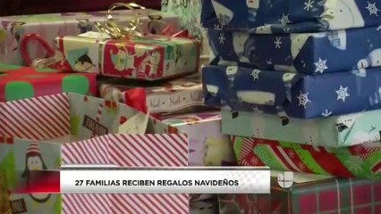 Familias reciben regalos