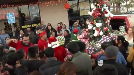 Niños reciben regalos por parte del Loco Santa Claus