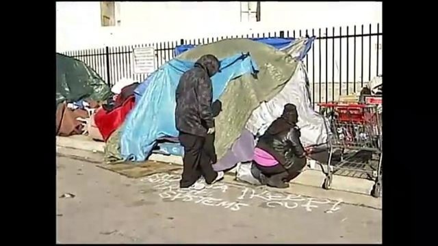 Grupo de jóvenes ayuda a indigentes en Salinas