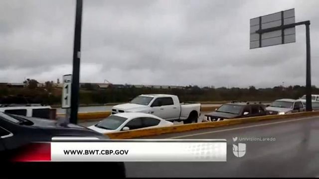 Largas Filas en Puentes Internacionales