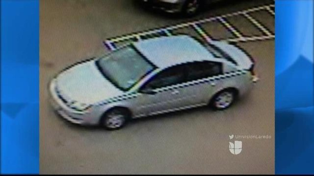 Un hombre y una mujer están robando baterías de vehículos.