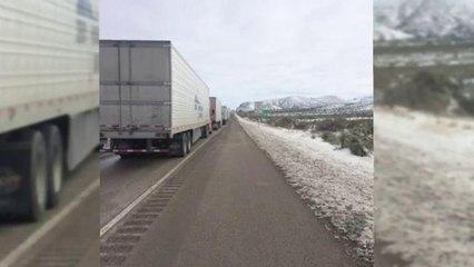 Descargar video: Viajeros se quedan varados debido al cierre de la carretera I-