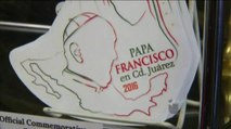 Tienda ofrece articulos de la visita del Papa.