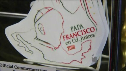 Tienda ofrece articulos de la visita del Papa.