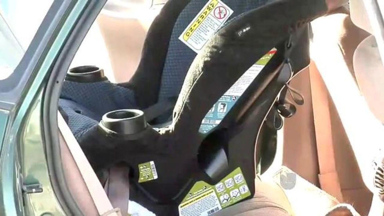 Se instalan sillas de auto para niños