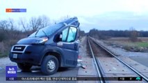[이슈톡] 열차에 두 동간 난 트럭‥생일 맞은 택배 기사 탈출