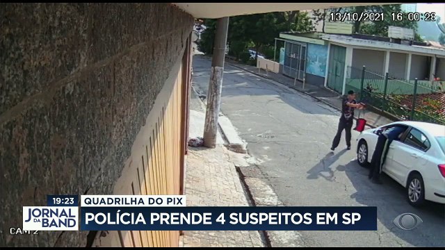 A polícia prendeu hoje acusados de roubar e matar um comerciante na Grande São Paulo.