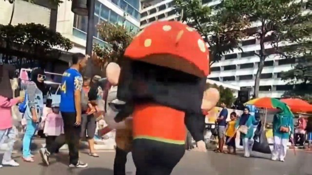 Badut Mampang Joget Lagu Di Obok Obok Airnya