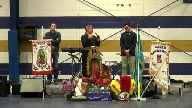 Jóvenes peregrinos llegan a El Paso para acudir al encuentro papal la frontera